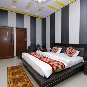 ** Hotel New Bakshi House India